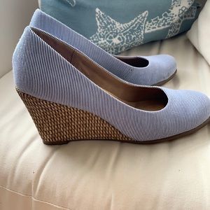 Aerosolss wedges size 7 US. Blue/white striped